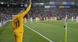 伊涅斯塔告别战巴塞罗那胜利，球迷深情送别